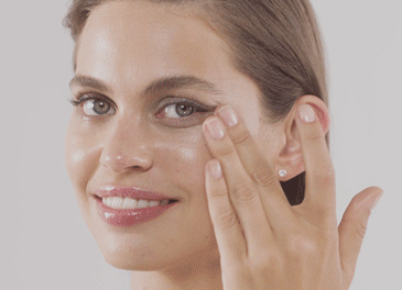 girl applying Diamond Cocoon Sheer Eye on her face